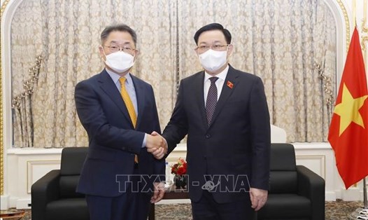 Chủ tịch Quốc hội Vương Đình Huệ tiếp ông Ji Jong-rip - Chủ tịch kiêm Tổng Giám đốc Tập đoàn Amkor Technology. Ảnh: TTXVN