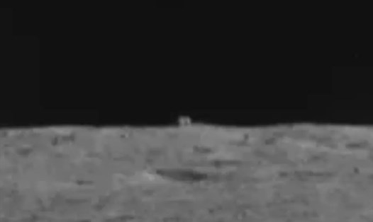 Hình ảnh "túp lều bí ẩn" trên Mặt trăng do Yutu-2 chụp lại. Ảnh: CNSA/Our Space