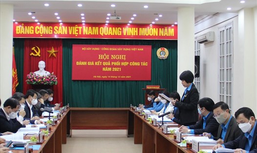 Bà Nguyễn Thị Thủy Lệ, Chủ tịch Công đoàn Xây dựng Việt Nam báo cáo tại buổi làm việc. Ảnh: Mạnh Tùng