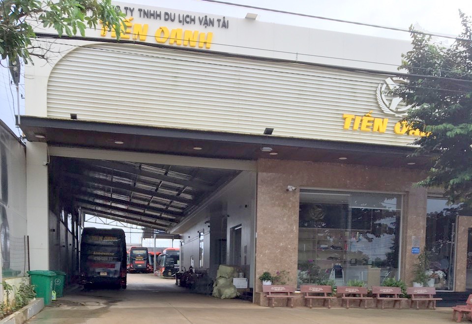 Nhà xe Tiến Oanh rộng hơn 3.100m2 xây dựng trái phép bên quốc lộ. Ảnh: Phan Tuấn