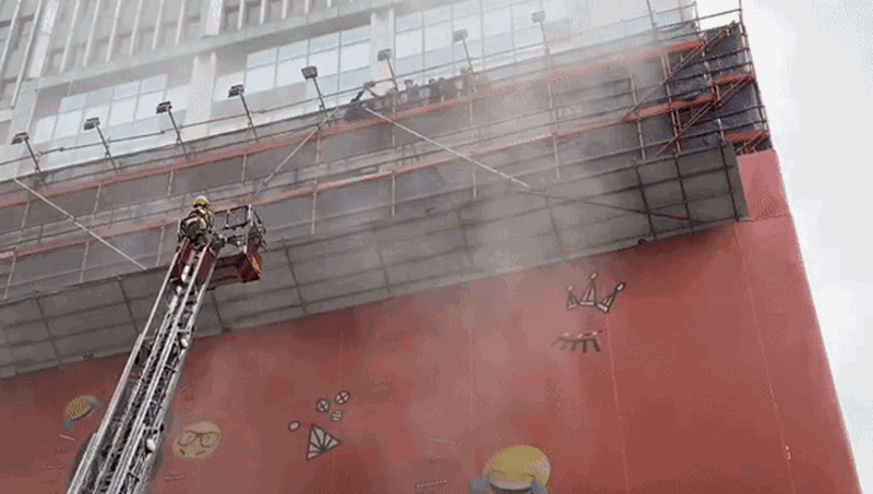 香港一38層高樓失火，300人滯留
