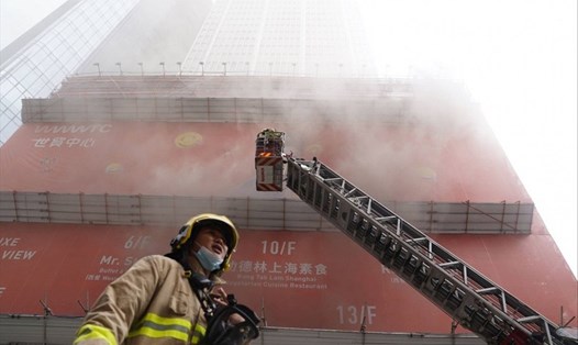 Cháy Trung tâm Thương mại Thế giới ở Hong Kong, Trung Quốc. Ảnh: SCMP