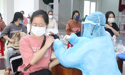 Tiêm vaccine COVID-19 cho học sinh tại tỉnh Quảng Trị. Ảnh: Hưng Thơ.