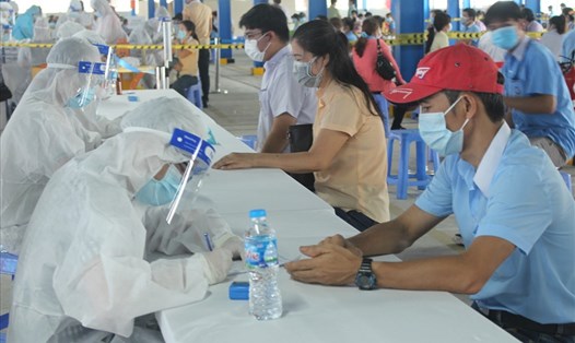 Công nhân công ty TNHH Giày Việt Vinh (Tập đoàn Phong Thái) tiêm vaccine cho người lao động. Ảnh: Hà Anh Chiến