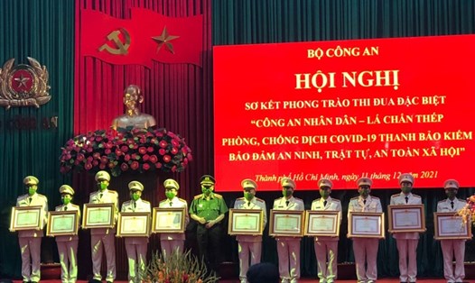 Đại tướng Tô Lâm - Bộ trưởng Bộ Công an trao Bằng khen của Thủ tướng Chính phủ cho các đơn vị, trong đó có Công đoàn Công an Nhân dân. Ảnh: CĐCC