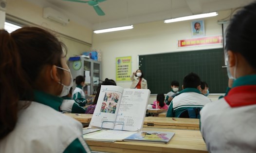 Nhiều phụ huynh lo lắng về quy định về việc kiểm tra trực tiếp với học sinh lớp 1, lớp 2. Ảnh: Hải Nguyễn.