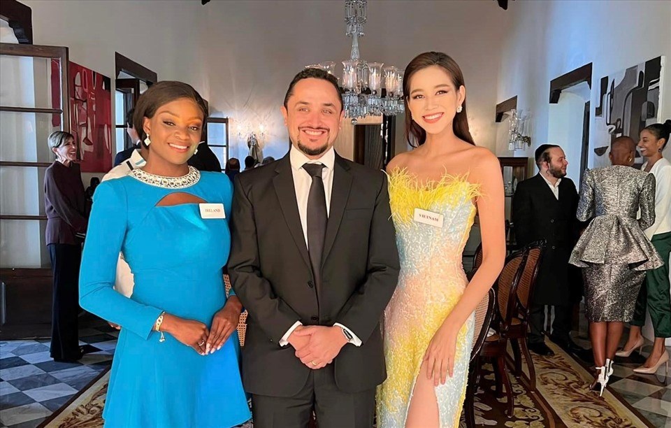 Đỗ Thị Hà là một trong sáu thí sinh được Miss World lựa chọn cho chuyến thăm văn phòng thống đốc. Ảnh: SV. Đỗ Thị Hà là một trong sáu thí sinh được Miss World lựa chọn cho chuyến thăm văn phòng thống đốc. Ảnh: SV.
