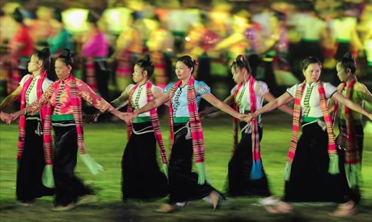 Hơn 5.000 người trình diễn nghệ thuật Xòe Thái tại lễ hội Mường Lò năm 2019. Ảnh: Sơn Tùng