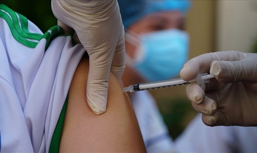 TP.Cần Thơ tiếp tục đẩy nhanh tiến độ tiêm vaccine cho học sinh. Ảnh: Tạ Quang