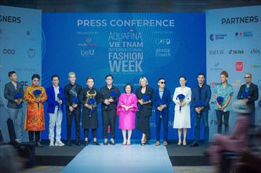 Bà Trang Lê trao hoa kỷ niệm cho các nhà thiết kế thời trang trình diễn tại Vietnam International Fashion Week 2021. Ảnh: btc.