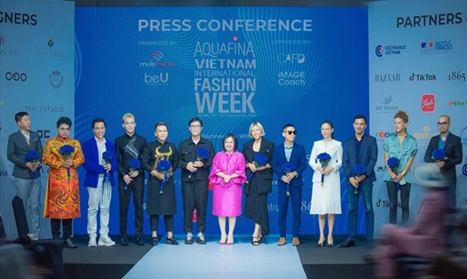Bà Trang Lê trao hoa kỷ niệm cho các nhà thiết kế thời trang trình diễn tại Vietnam International Fashion Week 2021. Ảnh: btc.