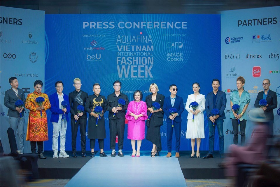 Bà Trang Lê trao hoa kỷ niệm cho các nhà thiết kế thời trang trình diễn tại Vietnam International Fashion Week 2021. Ảnh: btc. Bà Trang Lê trao hoa kỷ niệm cho các nhà thiết kế thời trang trình diễn tại Vietnam International Fashion Week 2021. Ảnh: btc.
