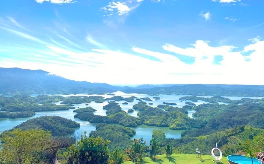 Một góc hồ Tà Đùng được ví như "Vịnh Hạ Long" trên Tây Nguyên. Ảnh: Phạm Căn