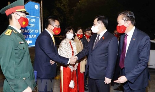 Chủ tịch Quốc hội Vương Đình Huệ gặp gỡ cán bộ, nhân viên Đại sứ quán Việt Nam tại Ấn Độ. Ảnh: TTXVN