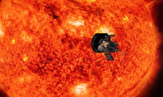 Ảnh minh họa cho thấy tàu vũ trụ Parker của NASA đang quan sát Mặt trời. Ảnh: NASA/Johns Hopkins APL/Steve Gribben