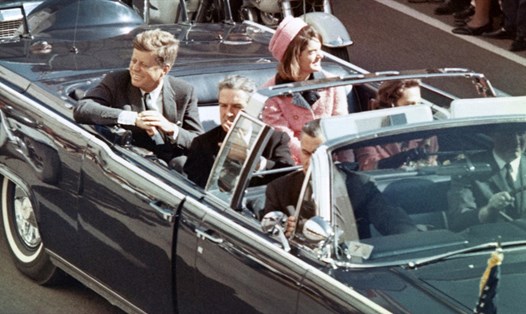 Tổng thống John F Kennedy cùng vợ Jacqueline, ngồi phía sau thống đốc bang Texas John Connally và vợ của ông Nellie, trên đoàn xe hộ tống tổng thống, vài phút trước khi vụ ám sát xảy ra ngày 22.11.1963. Ảnh: Wiki