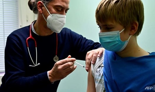 Nhiều quốc gia Châu Âu đang đẩy nhanh chiến dịch tiêm chủng vaccine COVID-19 cho trẻ em. Ảnh: AFP