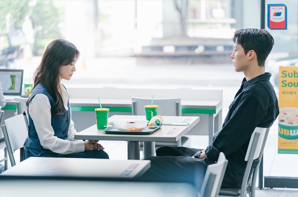 Song Hye Kyo và Jang Ki Yong trong một cảnh quay. Ảnh: NSX.