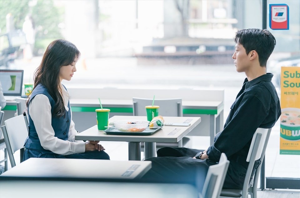 Song Hye Kyo và Jang Ki Yong trong một cảnh quay. Ảnh: NSX. Song Hye Kyo và Jang Ki Yong trong một cảnh quay. Ảnh: NSX.