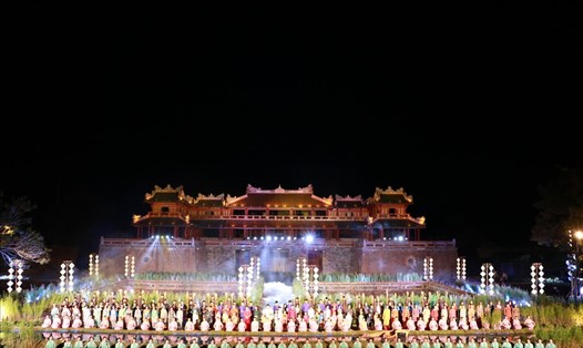 Lễ hội áo dài tổ chức trước Ngọ Môn. Ảnh: PĐ.