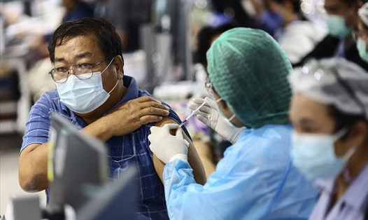 Nhân viên y tế tiêm vaccine COVID-19 cho một người dân ở Bangkok, Thái Lan vào ngày 15.12. Ảnh: AFP