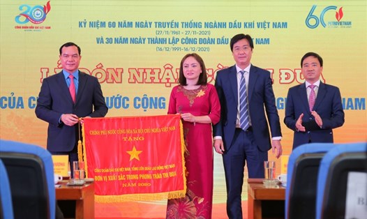 Thừa ủy quyền của Thủ tướng Chính phủ, Chủ tịch Tổng LĐLĐ Việt Nam Nguyễn Đình Khang trao Cờ Thi đua cho CĐ DKVN. Nguồn: Petrovietnam