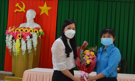 Tặng hoa chúc mừng tân Phó Chủ tịch LĐLĐ tỉnh Trà Vinh.