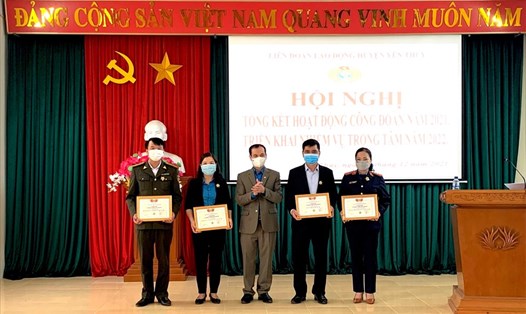 Ông Nguyễn Mạnh Cương, Chủ tịch Liên đoàn Lao động tỉnh trao Kỷ niệm chương “Vì sự nghiệp xây dựng tổ chức Công đoàn” cho các cá nhân. Ảnh: Mạnh Cường