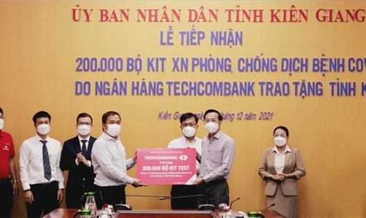 Đại diện lãnh đạo Techcombank trao tặng 200.000 bộ kit test COVID-19 cho Sở Y tế Tỉnh Kiên Giang. Ảnh: TCB