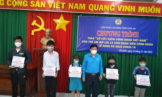 Trao "Sổ tiết kiệm Công đoàn Việt Nam" cho trẻ mồ côi có cha hoặc mẹ mất do dịch COVID-19. Ảnh: K.Q