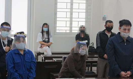 Nguyễn Thu Trang - trùm ma tuý (ngồi, giữa) và các bị cáo tại phiên toà sơ thẩm. Ảnh: V.D