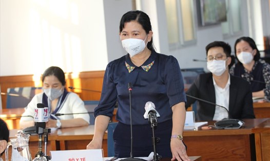 Bà Nguyễn Thị Huỳnh Mai - Chánh Văn phòng Sở Y tế giải thích về việc TPHCM xin hỗ trợ 3.000 bác sĩ, điều dưỡng. Ảnh: Thành Nhân