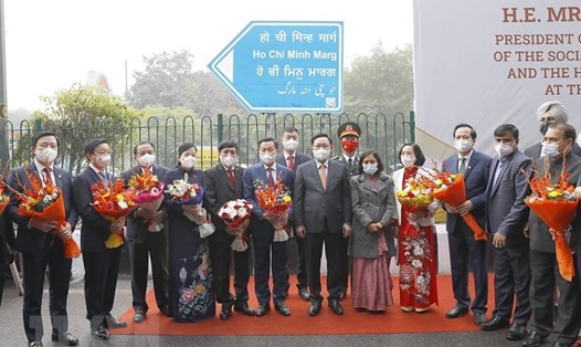 Chủ tịch Quốc hội Vương Đình Huệ thăm Đại lộ mang tên Chủ tịch Hồ Chí Minh tại thủ đô New Delhi, sáng 16.12. Ảnh: TTXVN