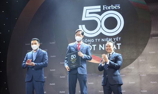 Danh hiệu Top 50 doanh nghiệp niêm yết tốt nhất Việt Nam năm 2021 thay cho lời khẳng định, cam kết của Phân bón Cà Mau đến quý cổ đông. Nguồn: Petrovietnam