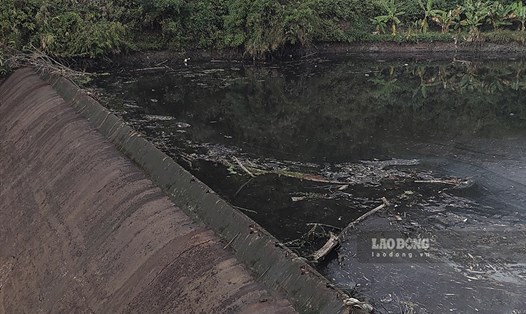 Nước thải ô nhiễm từ các cơ sở, sản xuất, chế biến tinh bột dong riềng được tỏa đi khắp lòng chảo Điện Biên qua hệ thống điều tiết thủy lợi của Công trình Đại thủy nông Nậm Rốm. Ảnh: PV