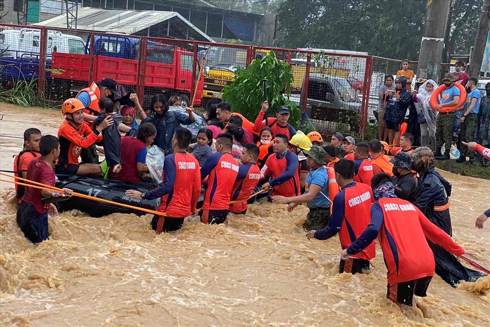 Tin bão mới nhất: Siêu bão Rai sầm sập lao vào Philippines "như tàu hàng"