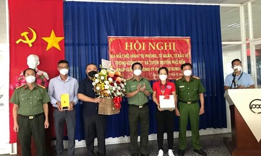 Công an tỉnh phối hợp Công ty TNHH Pousung Việt Nam phát động phong trào toàn dân bảo vệ an ninh tổ quốc và tuyên truyền phổ biến pháp luật về công tác đảm bảo an ninh trật tự. Ảnh: Công ty Pousung Việt Nam