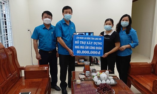 Lãnh đạo LĐLĐ tỉnh Lạng Sơn trao hỗ trợ "Mái ấm công đoàn" cho đoàn viên khó khăn. Ảnh: CĐLS