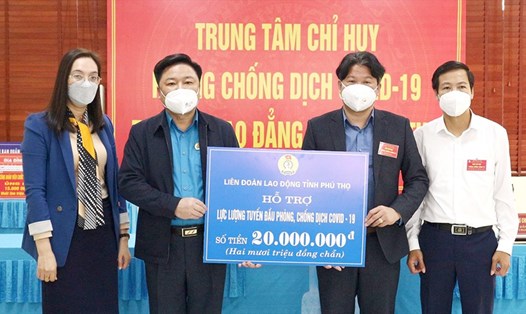 Ông Hà Đức Quảng - Chủ tịch Liên đoàn Lao động tỉnh Phú Thọ trao 20 triệu đồng hỗ trợ Trường Cao đằng nghề Phú Thọ. Ảnh: Hiếu Nghĩa