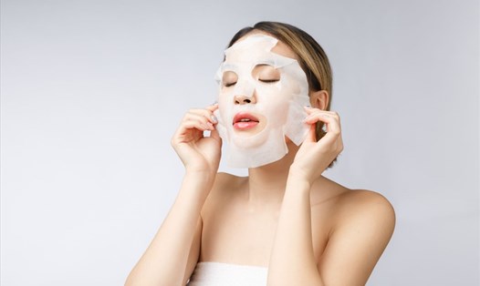 Mặt nạ giấy được cácd chị em ưa dùng khi chăm sóc da mặt tại nhà. Ảnh: Xinhua