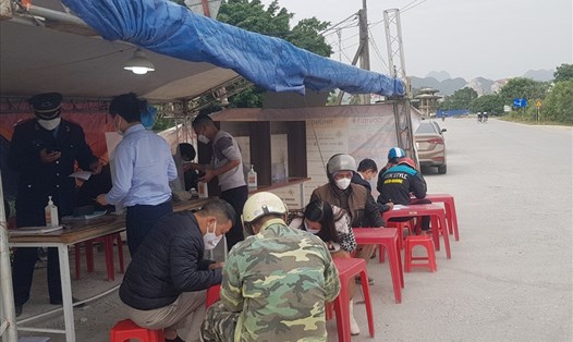 Từ ngày 17.12, người từ Hà Nội về Ninh Bình thuộc vùng dịch cấp độ 1 và cấp độ 2 đã tiêm đủ 2 mũi vaccine phòng COVID-19 phải khai báo y tế. Ảnh: NT