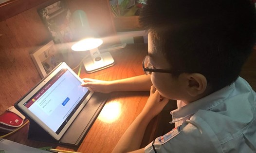 Học sinh tiểu học học online tại nhà, chuẩn bị cho bài kiểm tra cuối học kỳ 1. Ảnh minh họa: Tường Vân.
