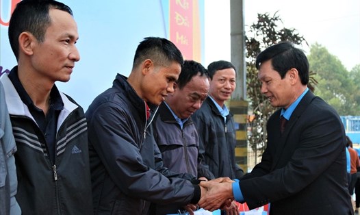 Lãnh đạo LĐLĐ tỉnh Đắk Lắk tặng quà cho công nhân lao động trong một đợt "Tết Sum vầy". (Ảnh chụp thời điểm dịch COVID-19 chưa bùng phát). Ảnh: Bảo Trung