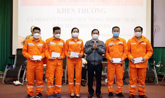 Công đoàn Công ty điện lực Bắc Ninh khen thưởng người lao động tham gia hiến máu tình nguyện. Ảnh: CĐĐL