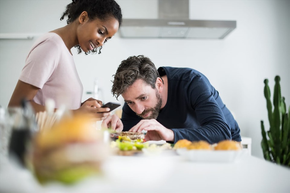 Người chạy không nên sử dụng thực phẩm một cách bừa bãi sau khi chạy vì một số loại có thể gây hại cho hệ tiêu hóa. Ảnh: ADIDAS.