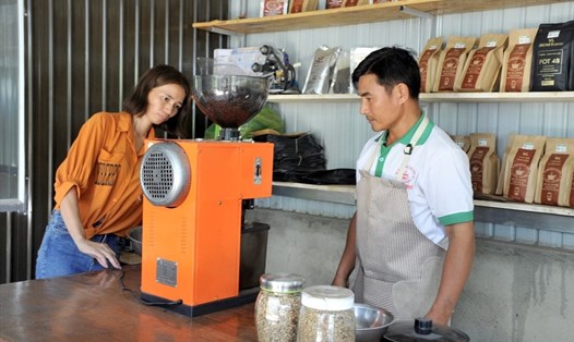 Nông dân ở Đắk Nông đầu tư máy chế biến cà phê bột. 
Ảnh: Phan Tuấn