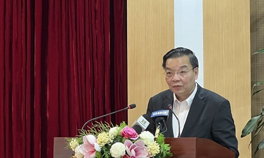 Chủ tịch UBND TP Chu Ngọc Anh trả lời kiến nghị của cử tri. Ảnh: TN