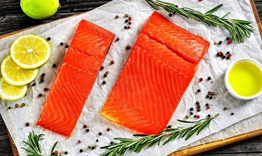 Cá hồi thuộc nhóm thực phẩm giàu vitamin D3. Ảnh: AFP