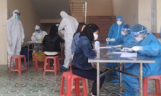 Người từ Hà Nội về Ninh Bình phải khai báo y tế và lấy mẫu xét nghiệm sàng lọc SARS-CoV-2. Ảnh: NT
