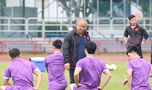 Huấn luyện viên Park Hang-seo cần toan tính cho hàng phòng ngự tuyển Việt Nam ở trận đấu với Campuchia. Ảnh: VFF